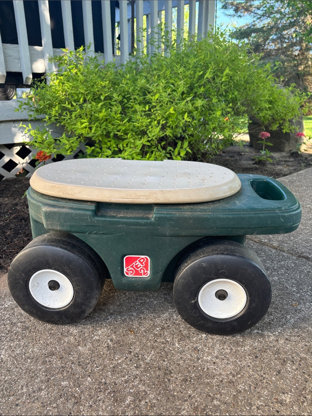 Step2 Garden Hopper rolling utility cart